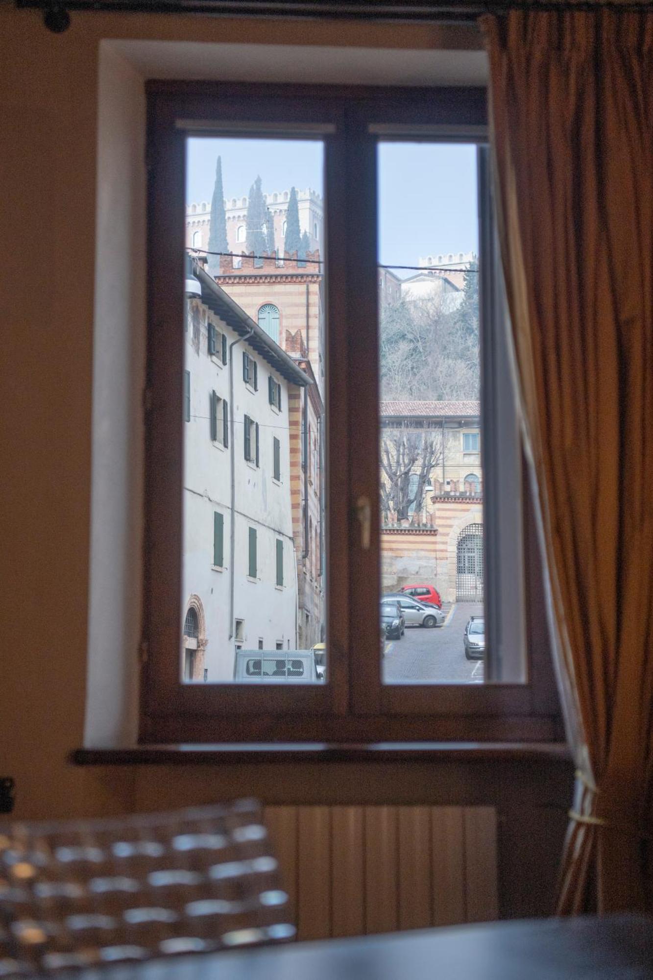 Ai Piedi Del Castello / 4Pl / Apt. Full Verona Buitenkant foto