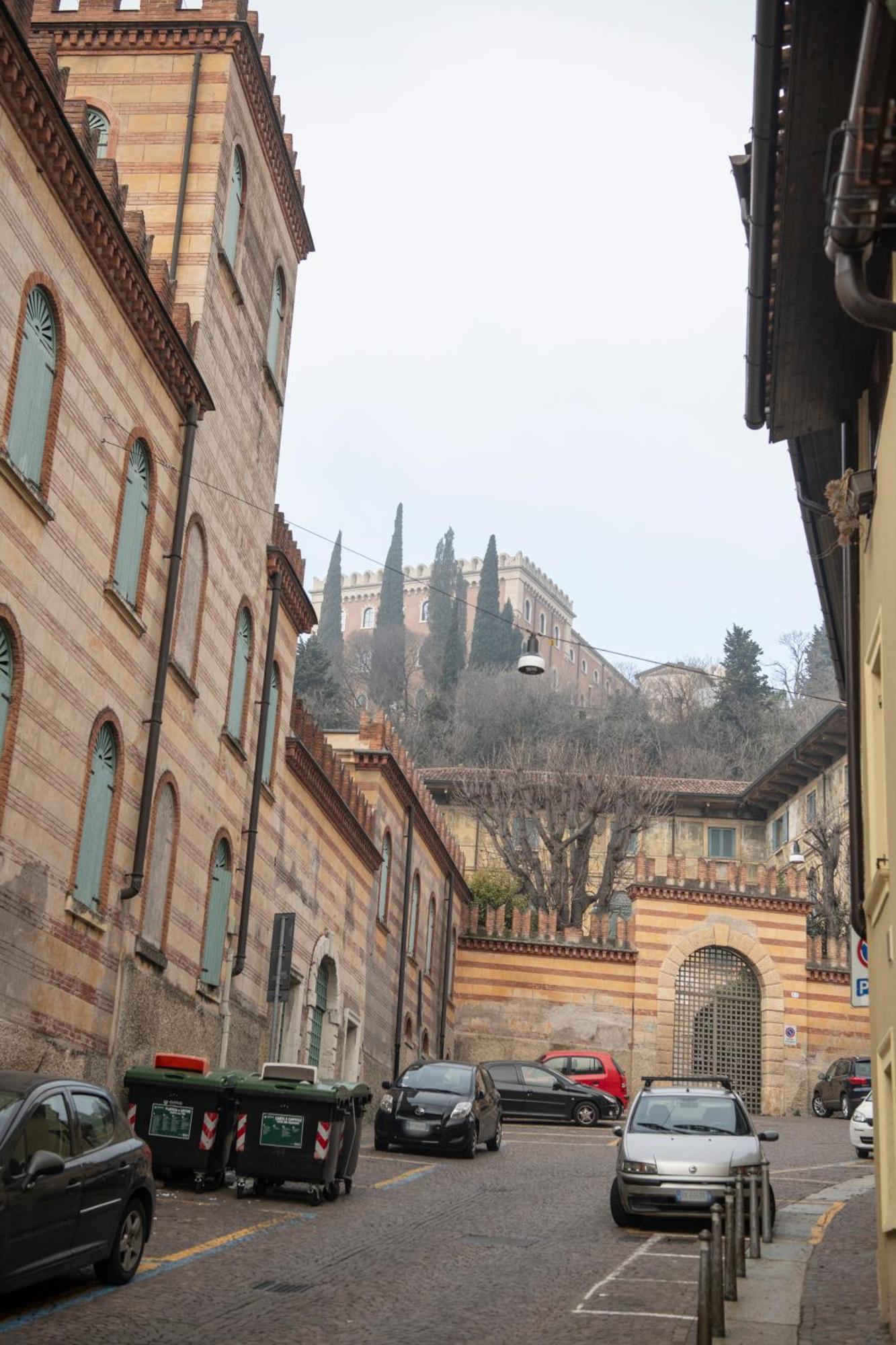 Ai Piedi Del Castello / 4Pl / Apt. Full Verona Buitenkant foto
